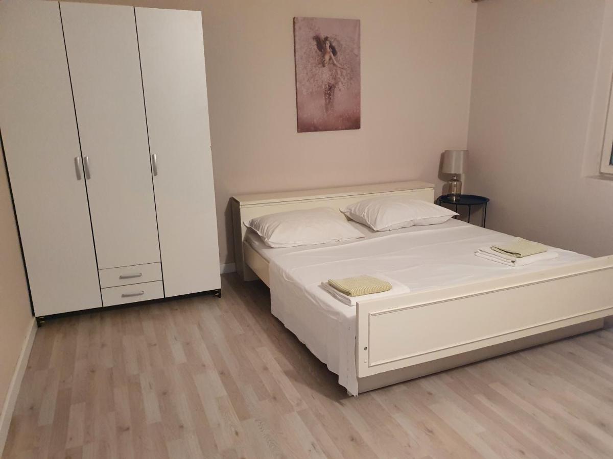 Appartement Apartman Luka à Sinj Extérieur photo